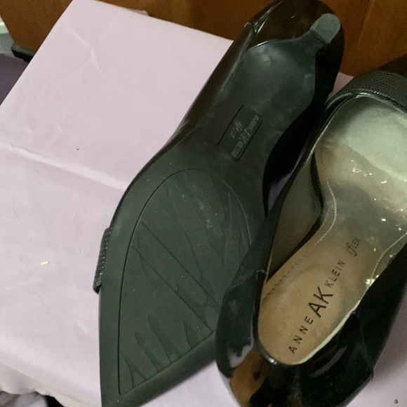 2” black shiny Anne Klein Heels - Picture 4 of 6
